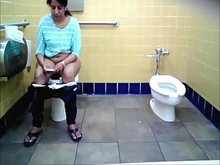 Desi Nri Aunty Caught Pissing In Toilet hidden cam indian pissing video
